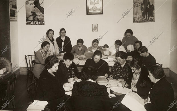 Vigo, 1933 CA. Señoras y señoritas trabajando en las oficinal de "Acción...