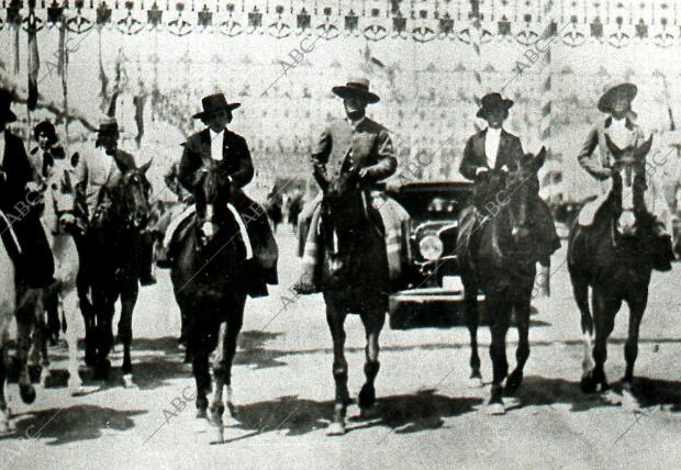 El tradicional paseo de Caballos en la Feria de abril de 1933 -fecha Aproximada