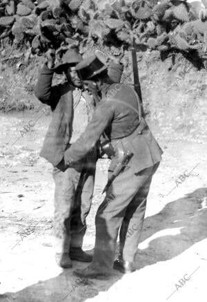 La guardia civil Cacheando en las Afueras de Casas Viejas