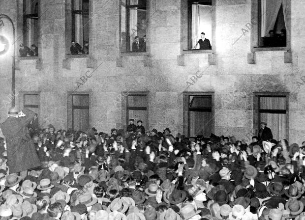 El nuevo Canciller, Adolfo Hitler en una de las ventanas de la Cancillería,...