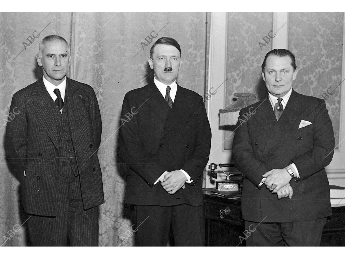 El canciller del Reich, Adolf Hitler, posa con sus ministros Göring y ...