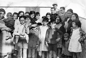 Después de la tragedia de Casas Viejas Un grupo de niños y niñas que perdierón...