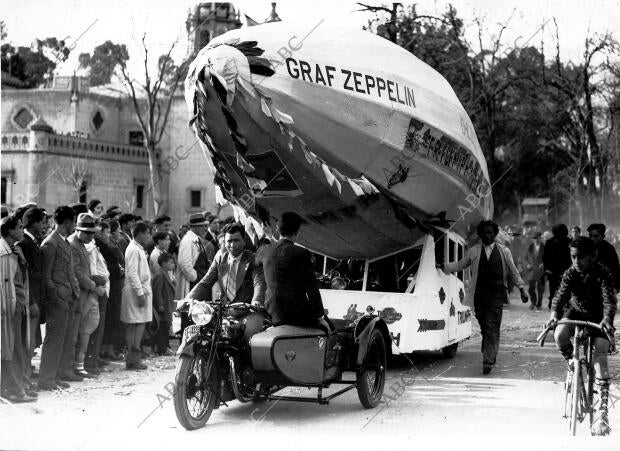 Un sidecar tirando de una carroza que reproducía al Graf Zeppelin que tomó parte...
