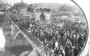 La Esperanza de Triana por el puente de regreso de la catedral