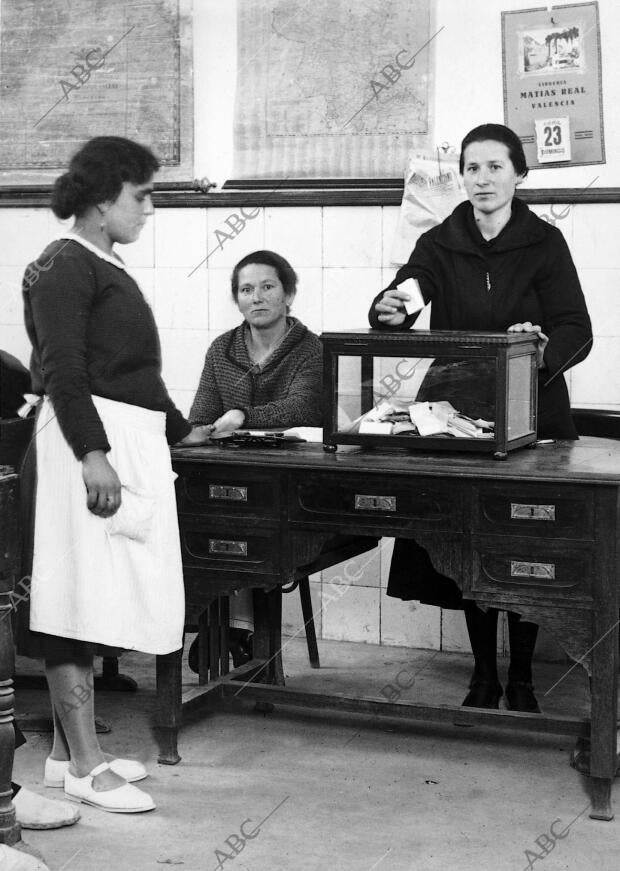 Mujeres votando en las elecciones a concejales en Monacada