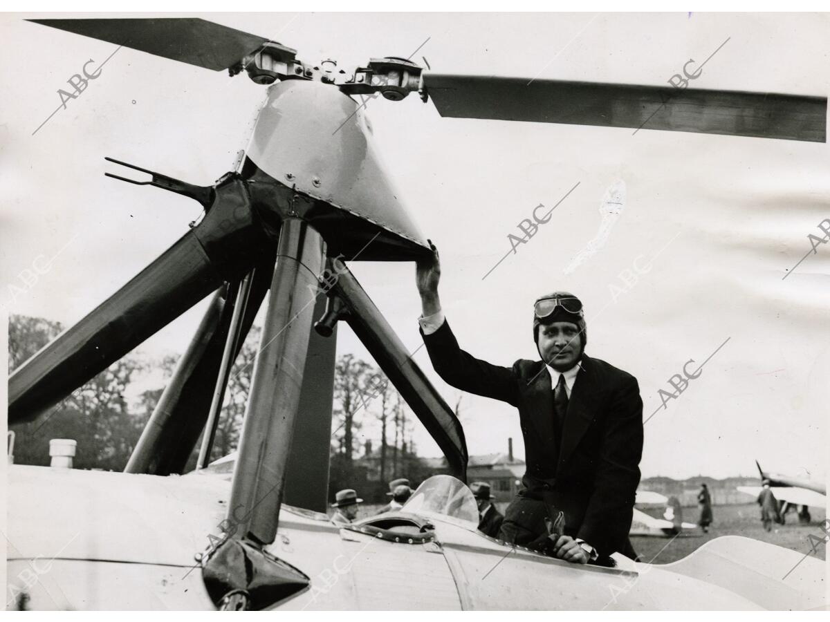 Juan de la cierva posa con su tercer modelo de autogiro tras una ...