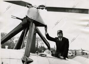 Juan de la cierva posa con su tercer modelo de autogiro tras una demostración en...