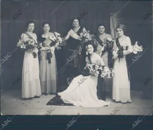 Foto tomada durante el concurso de belleza para la elección de miss del valle de...