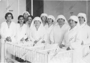 Señoritas Alumnas de la sala de maternidad que se ha Inaugurado en el hospital...