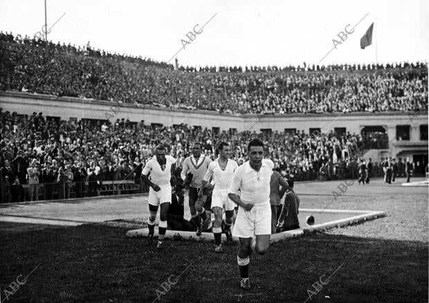 Protagonistas - Jugadores - salto al terreno de juego del once inicial del real...