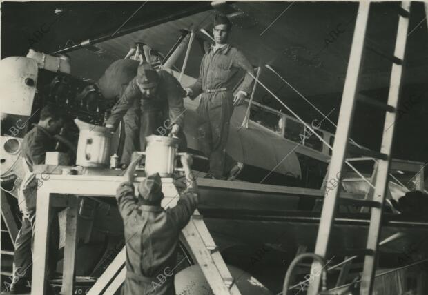Soldados de Aviación cargando de aceite el «Cuatro Vientos», momentos antes de...