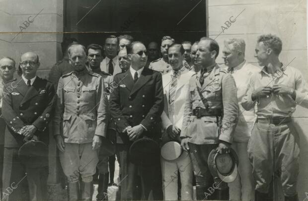Los aviadores Barberán y Collar, a su llegada después de un magnífico vuelo, a...