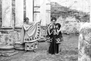 Margarita Xirgú (Medea) y Enrique Borrás (Jasón) en una escena de la tragedia...