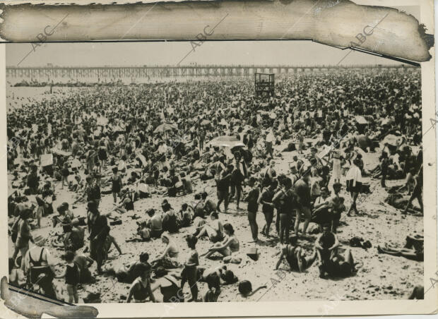 La playa de Coney Island llena de bañistas, como consecuencia de la ola de calor
