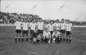 Equipo del deportivo de la coruña con el Brazelete de luto por haber muerto el...