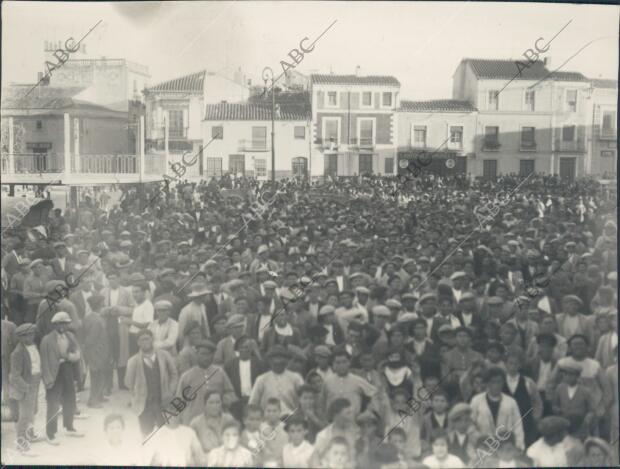 Multitud en la plaza de Tomelloso