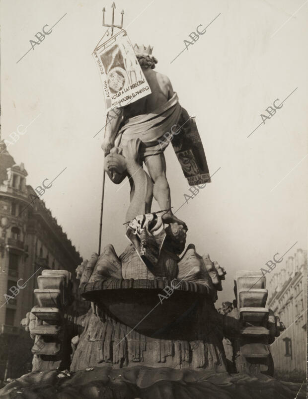 La propaganda electoral llega a la fuente de Neptuno