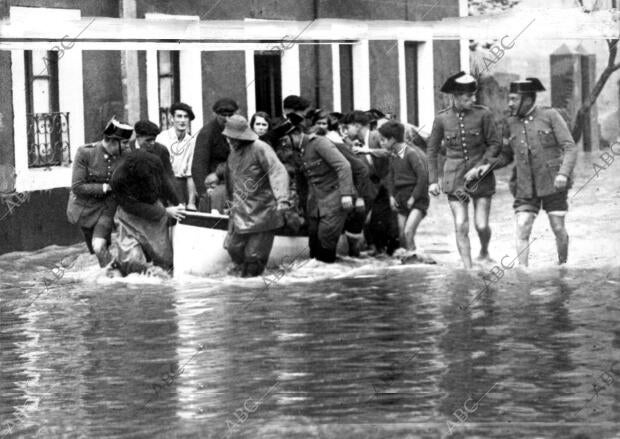 Guardia Civil y vecinos de Las Arenas durante las tareas de salvamento con...