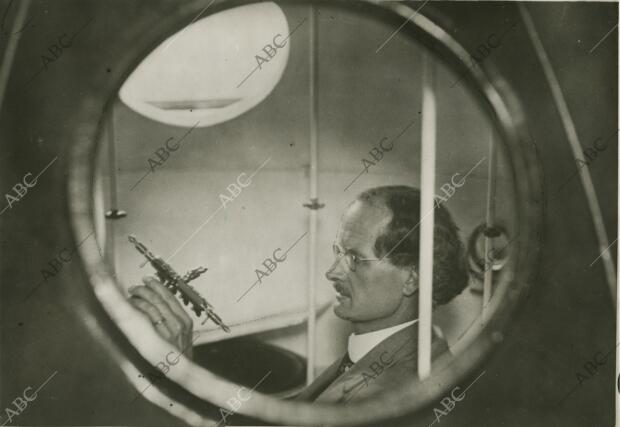 El profesor Auguste Piccard en el interior de la cápsula presurizada que le...