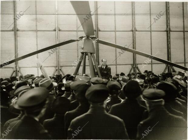 El Sr. de la cierva Presenta su autogiro ante una gran cantidad de público