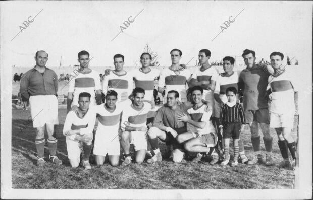 El Elche F. C. con su Entrenador, Paco González