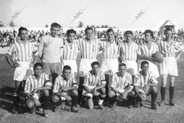 El equipo del Betis que Luce en esta tarde brazalete de luto por su presidente...