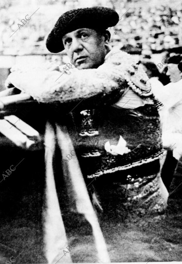 Sánchez Mejías se Apoya en el burladero mientras mira el ambiente en la plaza