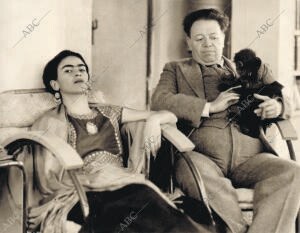 Frida Kahlo y Diego Rivera (A la Izquierda) Retratados en el estudio de él en el...