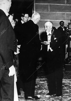 El Rey Gustavo Adolfo V entrega A Luigi Pirandello el premio Nobel de literatura...