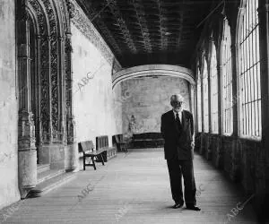 El escritor salmantino Miguel de Unamuno en el claustro de la Universidad...