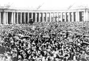 La plaza de san Pedro durante la canonización de san Juan Bosco -fecha...