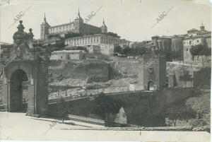 El puente de Alcántara y al fondo, el histórico Alcázar