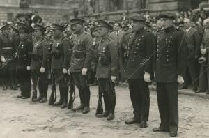 Carabineros y miñones a quienes les ha sido impuesta la medalla que el Gobierno...