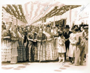 La mujer Sevillana se ha Engalanado siempre para participar en la fiesta