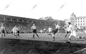 Un momento del partido de fútbol entre el Athletic de Bilbao y el real Madrid