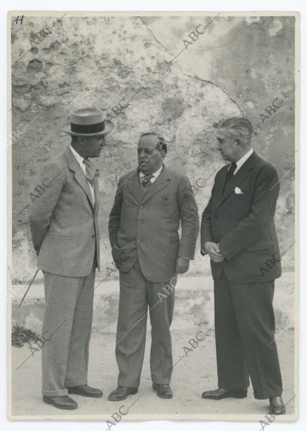 El general Sanjurjo conversa, en el patio del Castillo de Santa Catalina, con...