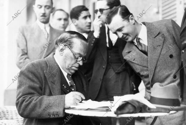 Ya, en la playa Portuguesa de Estoril, mientras el redactor de Abc en Lisboa,...