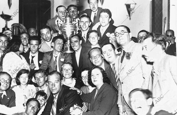 En el local social del Madrid F.C. las Mujeres de los Distintos Dependientes no...