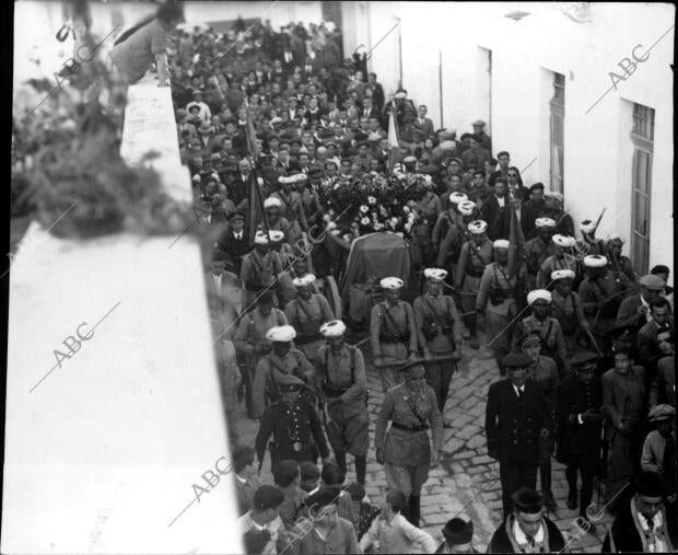 Entierro del comandante de Regulares don Apolo Ruiz Marset, muerto en los...