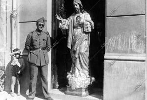 Colocada Allí, Pusieron al pie un letrero que Decía cristo Rojo"