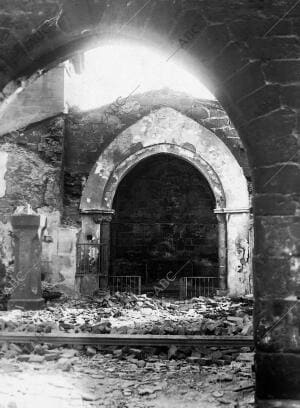 Estado en que Quedó el interior de la iglesia de Barruelo que Fue Incendiada por...
