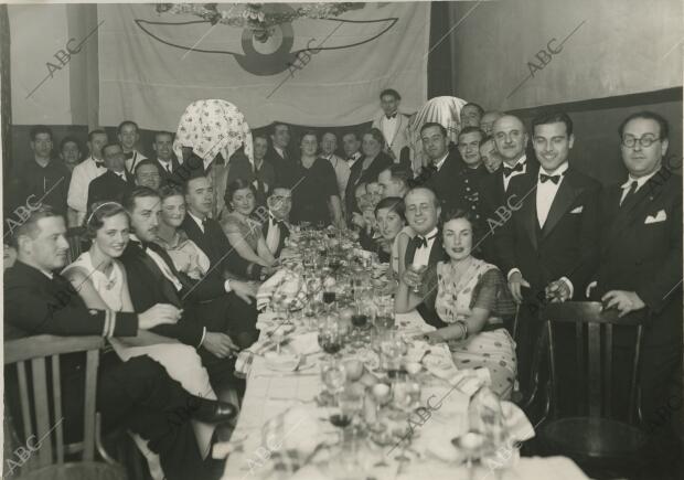 Concurrentes a la cena y baile celebrado en el local social del "Aeroclub de...