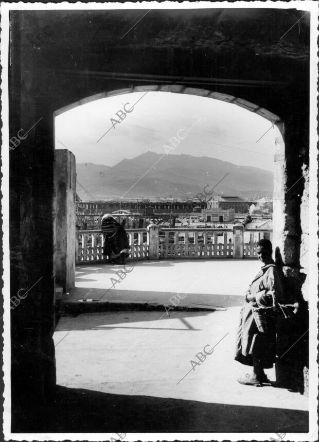 La puerta de santa Ana, entrada A la Antigua ciudad de Melilla, con el monte...