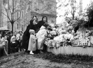 Momento de depositar Flores en el monumento A la inmaculada de la plaza del...