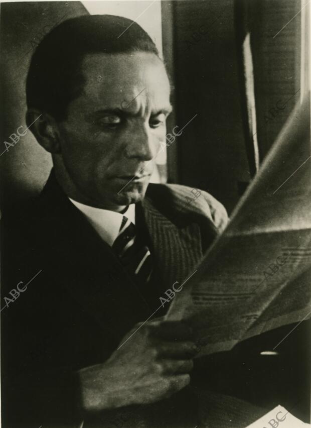 El doctor Paul Joseph Goebbels, ministro de propaganda del tercer Reich, una de...