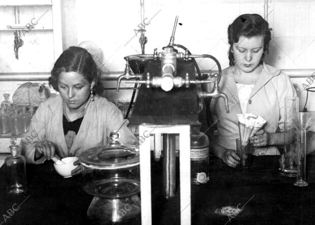 Dos alumnas hacen experimentos de química en el laboratorio de la nueva Escuela...