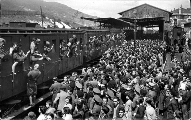 El pueblo de Oviedo Despide A la quinta Bandera, en la estación del Norte, antes...