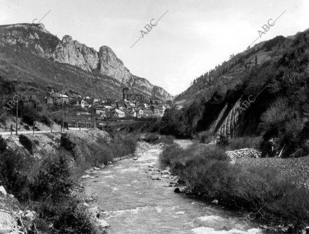 Isaba (Navarra), 1935. Pirineo navarro. Río de las almadías