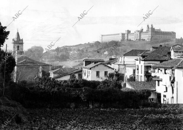 Vista parcial del pueblo de Comillas, donde se Aprecia la iglesia y la...