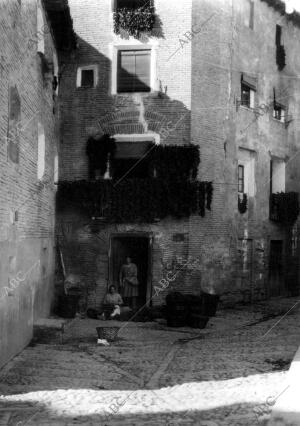 Mujeres del pueblo de Tudela Secando Pimientos (Navarra)